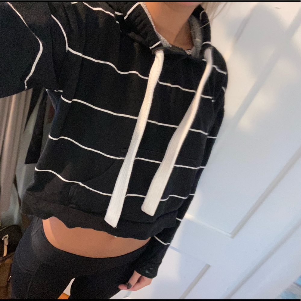 Black and white cropped sweatshirt